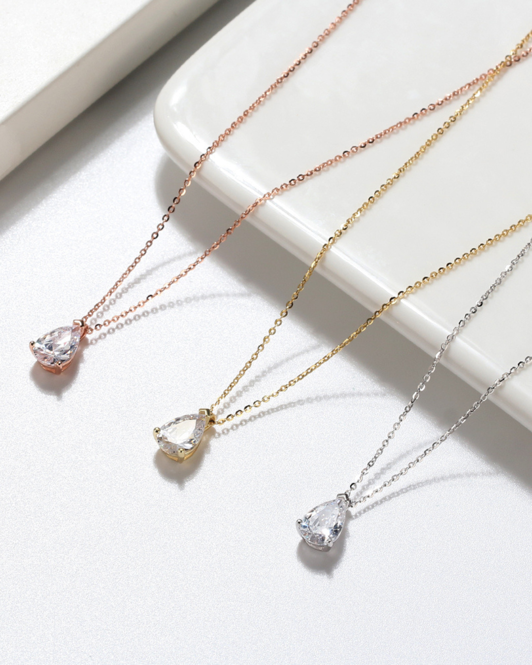 Colgante de Plata 925 de 1.51gr Rodinado. Cadena de 40cm mas alargue de 5cm. Cristal Swarovski.