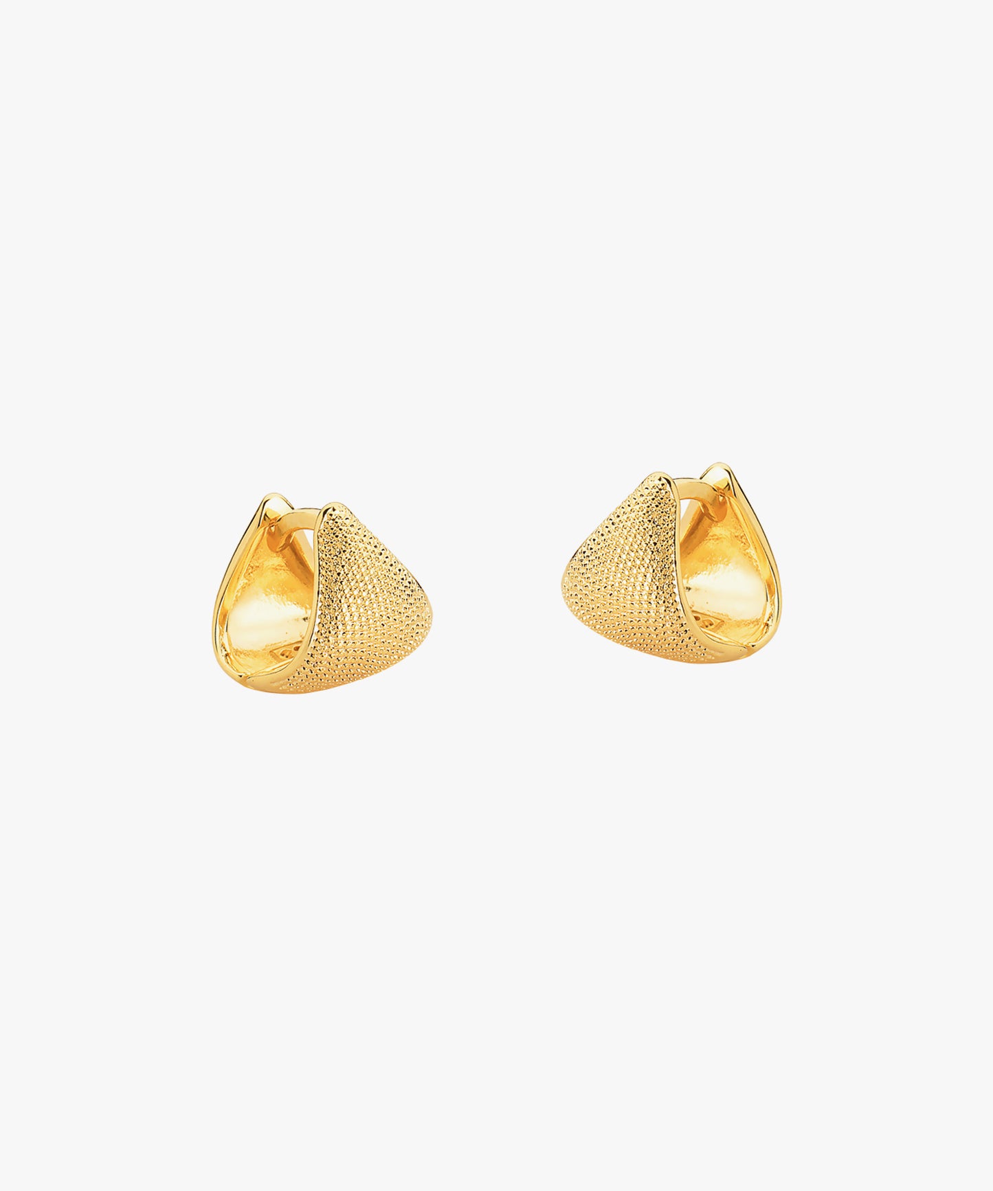 Aros click Triángulo textura Baño de Oro 18k