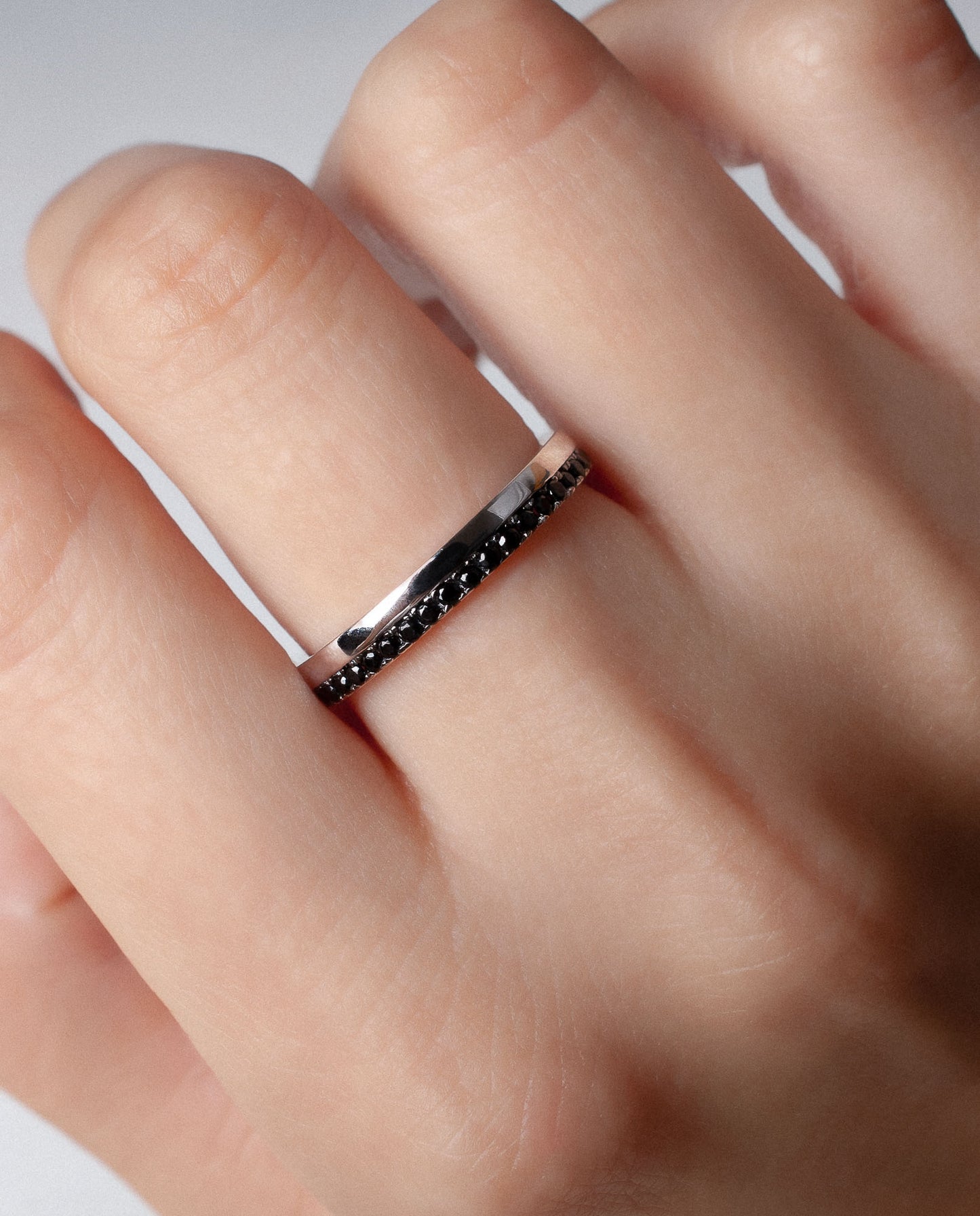 Anillo cintillo ALESSIA Plata Italiana 925 Rodinada (negros)