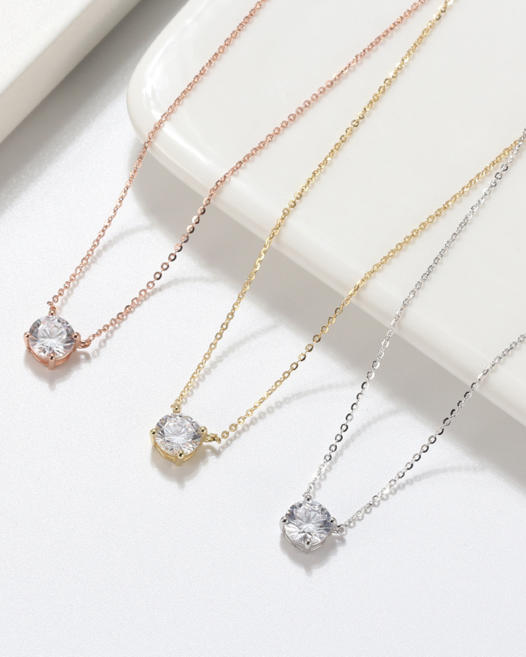 Colgante de Plata 925 de 1.35gr Rodinado. Cadena de 40cm mas alargue de 5cm. Cristal Swarovski.