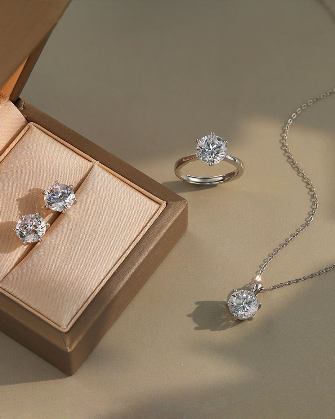 Colgante de Plata 925 de 3.62gr Rodinado. Cadena de 40cm mas alargue de 5cm. Cristal Swarovski.