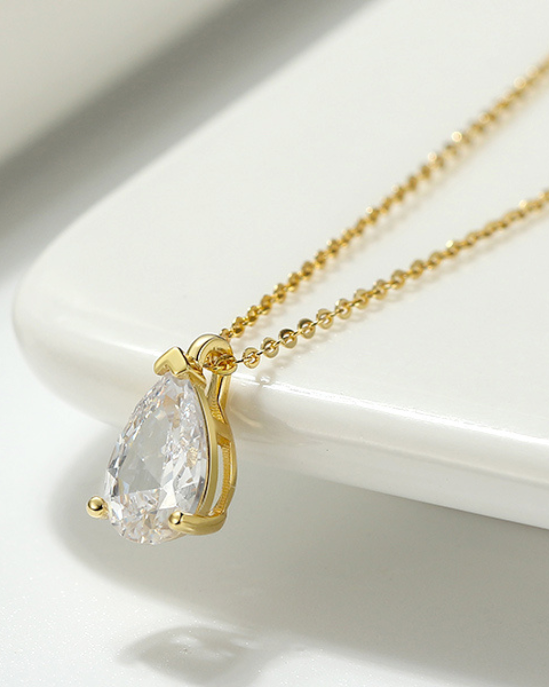 Colgante de Plata 925 de 1.42gr.bañado en Oro de 14K. Cadena de 40cm mas alargue de 5cm. Cristal Swarovski.