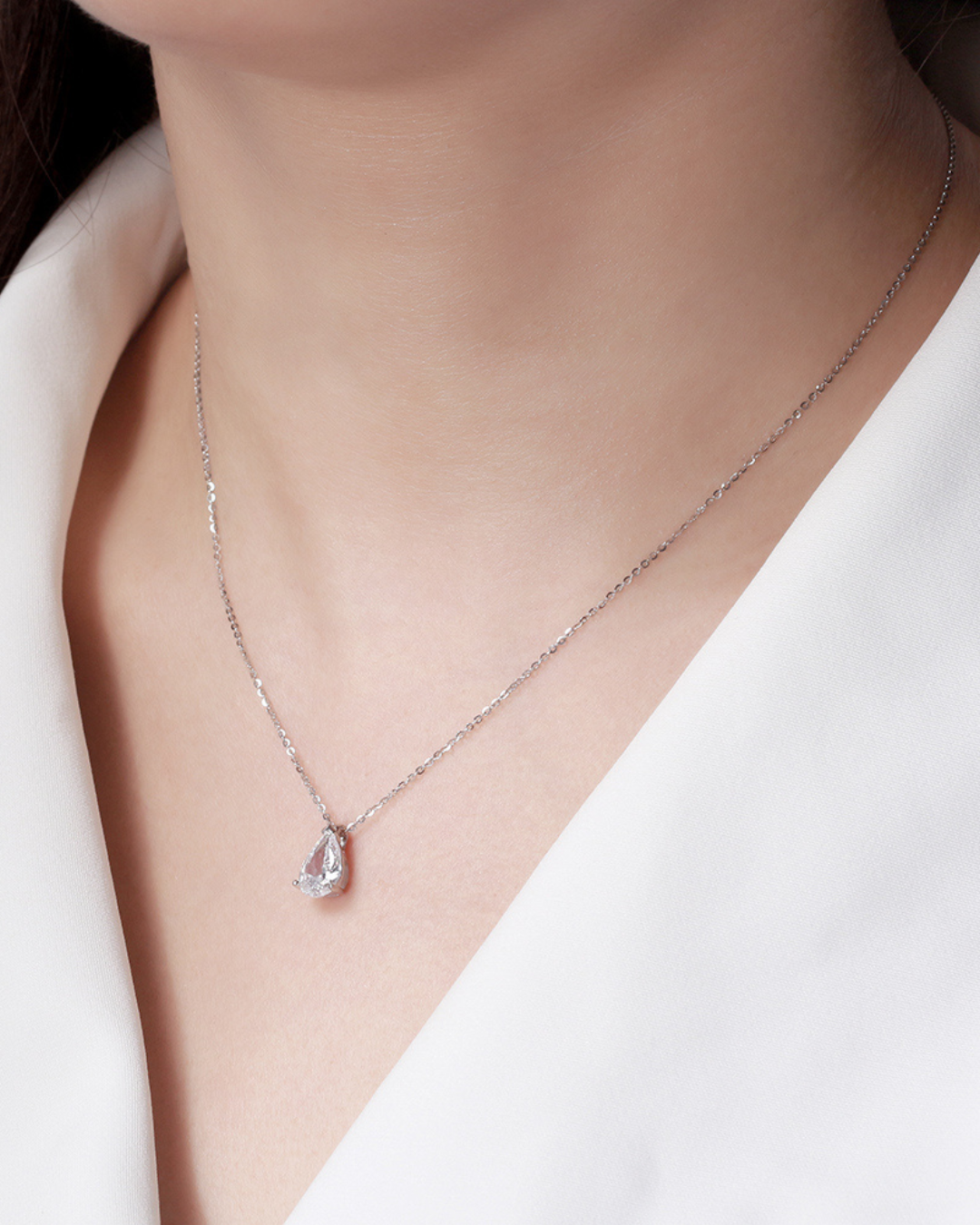 Colgante de Plata 925 de 1.42gr.bañado en Oro de 14K. Cadena de 40cm mas alargue de 5cm. Cristal Swarovski.